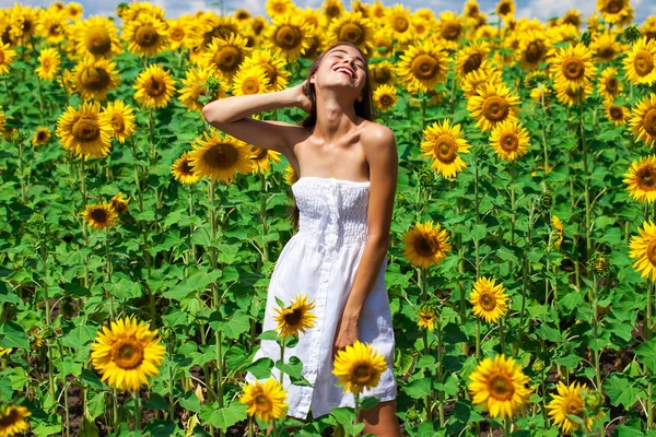 Porträt eines jungen schönen Mädchens in einem Sonnenblumenfeld — Stockfoto