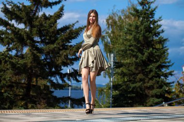 Yeşil elbise yaz yürüyüş üzerinde genç güzel kadın Stree