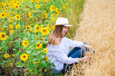Altın bir arka plan üzerinde oturan beyaz bluz esmer kadın