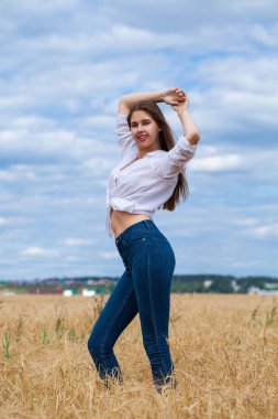 Beyaz gömlek ve mavi kot şort genç esmer kadın 