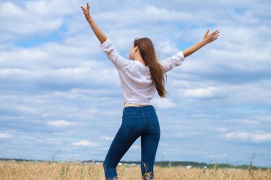 Beyaz gömlek ve kot pantolon genç esmer kadın 