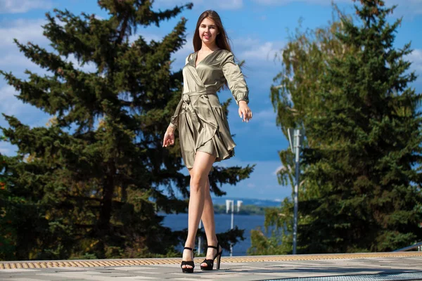 Joven hermosa mujer en vestido verde caminando en la temporada de verano — Foto de Stock