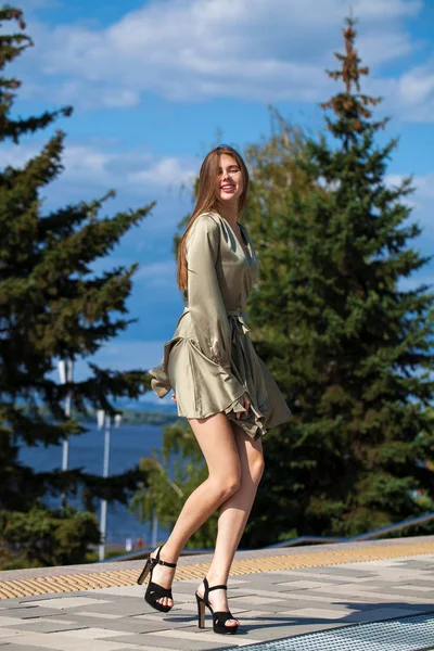 Giovane bella donna in abito verde a piedi sulla stree estate — Foto Stock
