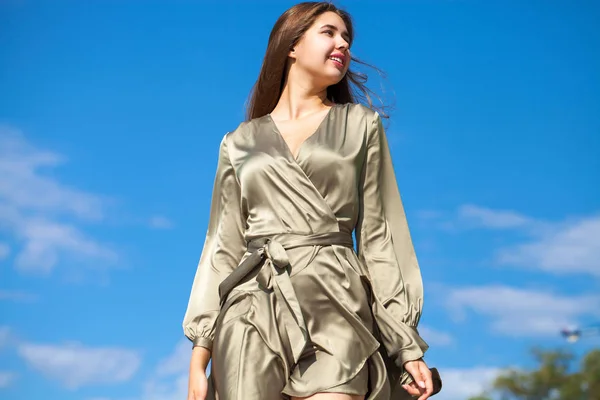 Joven hermosa mujer en vestido verde caminando en la temporada de verano — Foto de Stock