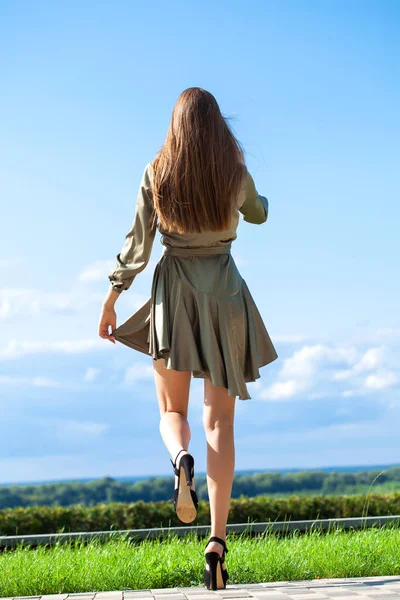 Nuori kaunis nainen vihreässä mekossa kävely kesällä stree — kuvapankkivalokuva