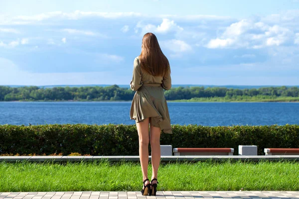 Rückseite Porträt in vollem Wachstum, junge schöne brünette Frau — Stockfoto