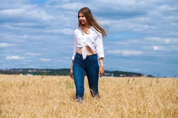 Jonge brunette vrouw in wit overhemd en blauwe jeans shorts — Stockfoto