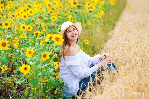 黄金の背景に座っている白いブラウスのブルネットの女性 — ストック写真