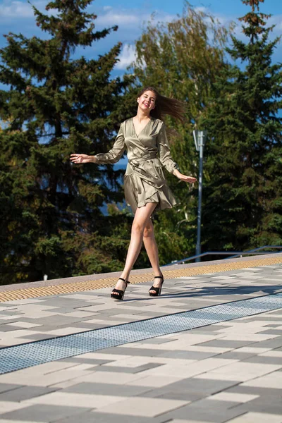 Joven hermosa mujer en vestido verde caminando en la temporada de verano —  Fotos de Stock