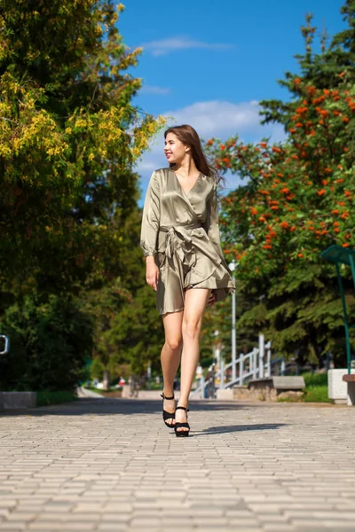 Νεαρή όμορφη γυναίκα με πράσινο φόρεμα περπάτημα για το καλοκαίρι — Φωτογραφία Αρχείου