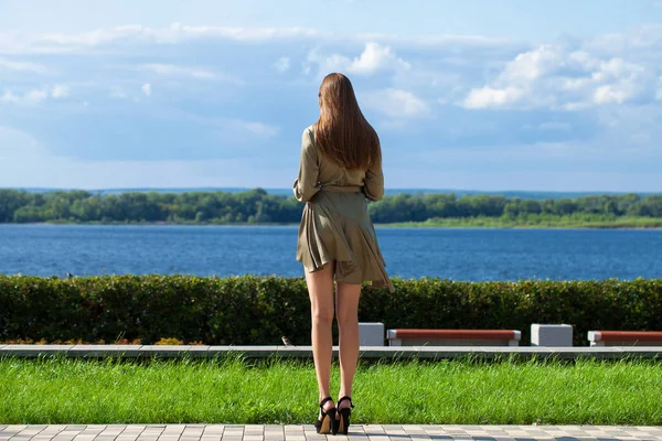 Back view portrait in full growth, young beautiful brunette woma — Stock Photo, Image