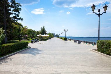 Samara, Rusya - 09 Ağustos 2019: Volga Nehri'nin dolgusu