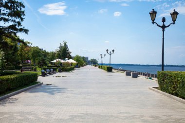 Samara, Rusya - 09 Ağustos 2019: Volga Nehri'nin dolgusu