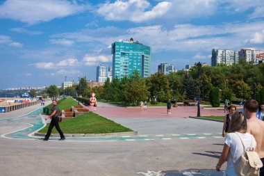 Samara, Rusya - 09 Ağustos 2019: Volga Nehri'nin dolgusu