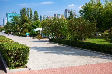 Samara, Rusya - 09 Ağustos 2019: Volga Nehri'nin dolgusu