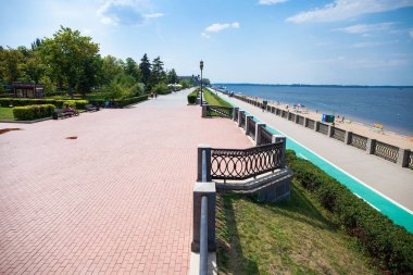 Samara, Rusya - 09 Ağustos 2019: Volga Nehri'nin dolgusu
