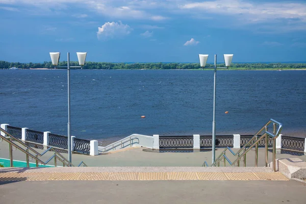 ヴォルガ川とサマーラ, ロシアの堤防 — ストック写真