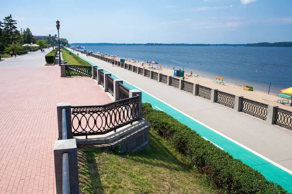 Samara, Ryssland-augusti 09, 2019: Embankment av Volga floden — Stockfoto