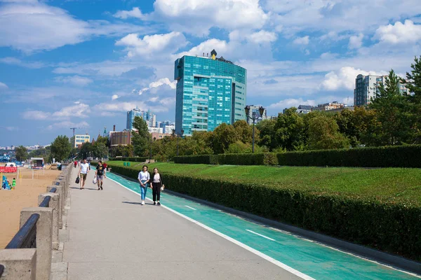 SAMARA, RUSSIA - 09 AGOSTO 2019: arginamento del fiume Volga — Foto Stock