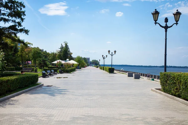 Samara, Ryssland-augusti 09, 2019: Embankment av Volga floden — Stockfoto