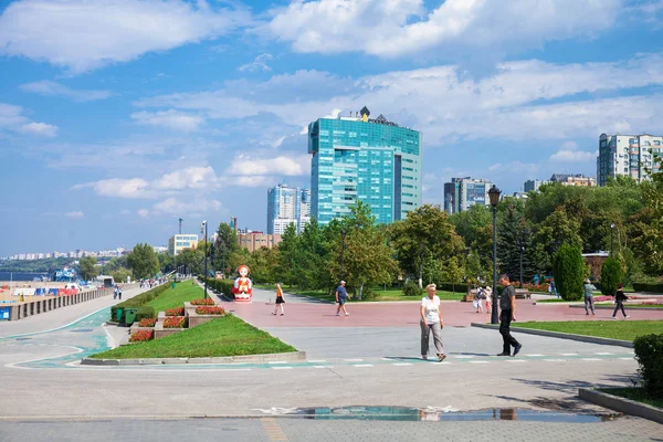 SAMARA, RUSSIA -  AUGUST 09, 2019: Embankment of the Volga River — Stock Photo, Image