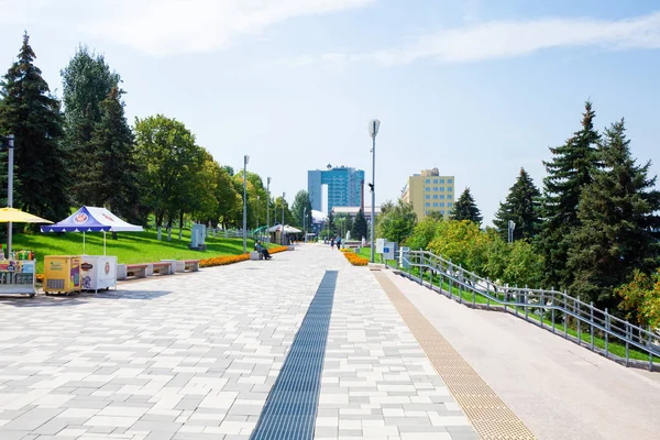 SAMARA, RUSIA - 09 de agosto de 2019: Embankment of the Volga River — Foto de Stock