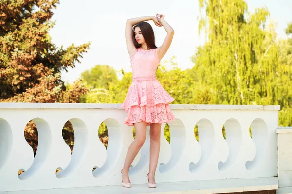Ung vacker kvinna i rosa klänning gå på sommar gatan — Stockfoto