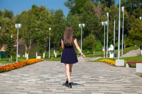 Jovem mulher bonita em vestido azul andando na rua de verão — Fotografia de Stock