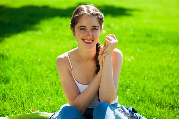 Portret van een jonge mooie brunette vrouw in op zomerpark b — Stockfoto