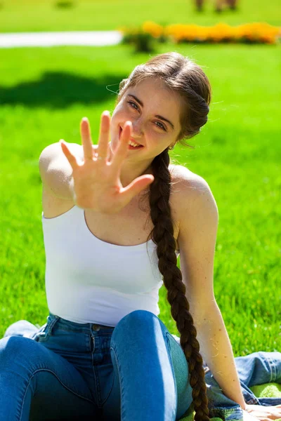 Portrét mladé dívky z Brunetky v letním parku b — Stock fotografie