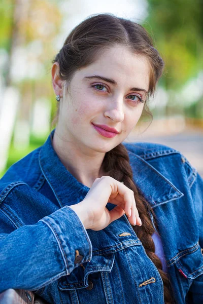 Porträt einer jungen schönen brünetten Frau im Sommerpark — Stockfoto