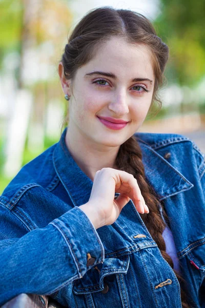 Porträt einer jungen schönen brünetten Frau im Sommerpark — Stockfoto