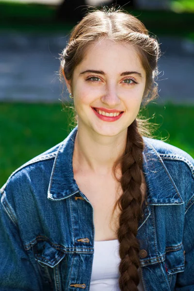 Portret van een jonge mooie brunette vrouw in op zomerpark b — Stockfoto