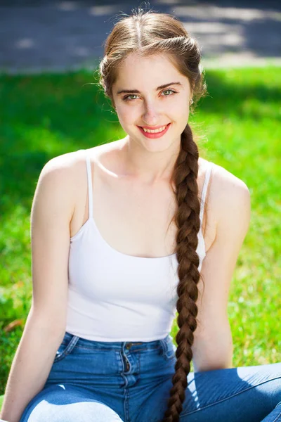 Retrato de uma jovem bela mulher morena em no parque de verão b — Fotografia de Stock