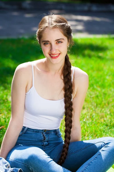 초상화 의 a 젊은 아름다운 갈색 머리 여자 에 여름 공원 b — 스톡 사진