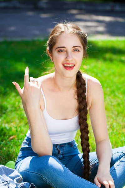 Retrato de uma jovem bela mulher morena em no parque de verão b — Fotografia de Stock