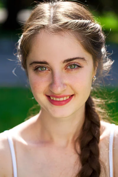 Retrato de una joven morena hermosa en el parque de verano b —  Fotos de Stock