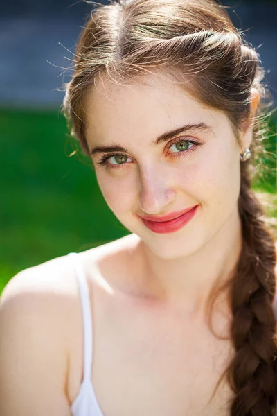 Porträtt av en ung vacker brunett kvinna i på sommaren Park b — Stockfoto