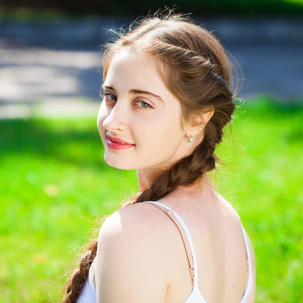 Retrato de una joven morena hermosa en el parque de verano b —  Fotos de Stock