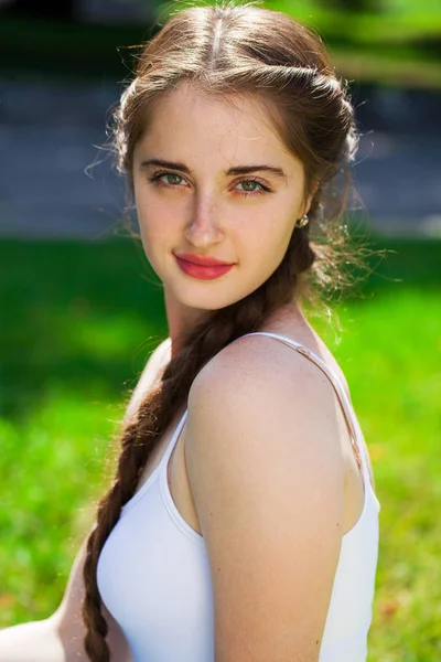 Portrait d'une jeune belle femme brune dans un parc d'été b — Photo