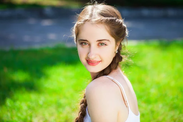 Retrato de una joven morena hermosa en el parque de verano b — Foto de Stock