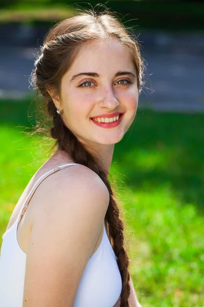 Retrato de uma jovem bela mulher morena em no parque de verão b — Fotografia de Stock