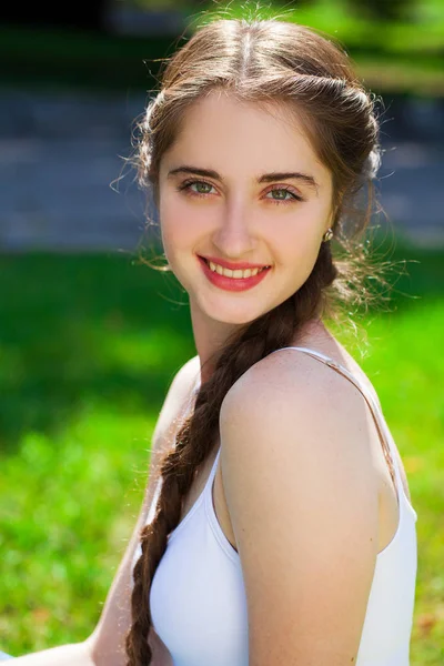 Retrato de una joven morena hermosa en el parque de verano b — Foto de Stock