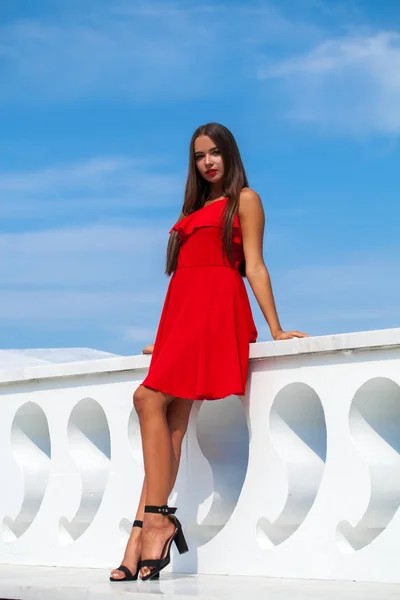 Giovane Bella Ragazza Abito Rosso Piedi Sulla Strada Estiva — Foto Stock