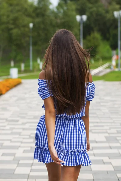 Joven hermosa mujer en vestido azul oscuro caminando en el verano s —  Fotos de Stock