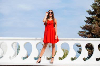 Yaz sokakta kırmızı elbiseli genç güzel kadın