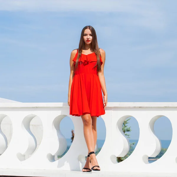 Jovem mulher bonita em vestido vermelho na rua de verão — Fotografia de Stock