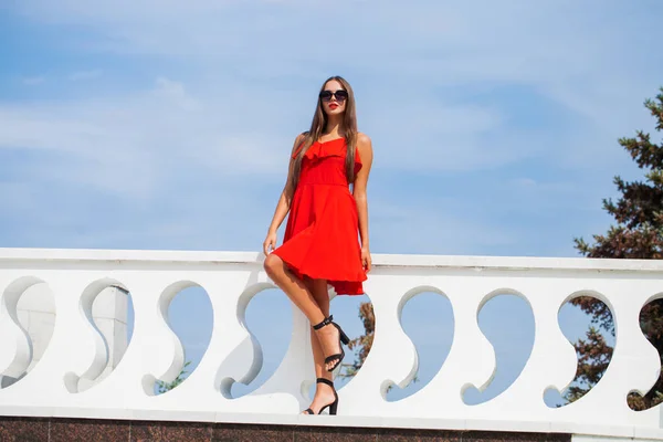여름 거리에 빨간 드레스에 젊은 아름다운 여자 — 스톡 사진