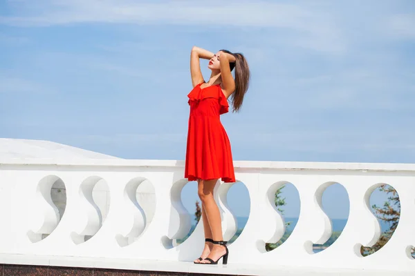 여름 거리에 빨간 드레스에 젊은 아름다운 여자 — 스톡 사진
