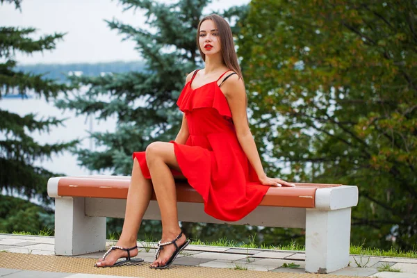 Corpo inteiro, Sexy Jovem bela mulher morena em vestido vermelho — Fotografia de Stock